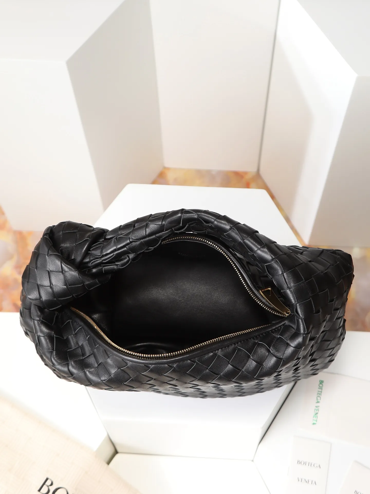 1100. 🌟𝐁𝐨𝐭𝐭𝐞𝐠𝐚 𝐕𝐞𝐧𝐞𝐭𝐚 ——— jodie (medium size) The medium size is very attractive in real life. It is firm and sturdy in the hand. The first impression is that it is particularly durable👍 You can see the well-designed knot on the handle. When carrying it on the shoulder, pay attention to the knot being placed directly under the hand. In this way, it can not only fix the position of the handbag, but also prevent the handbag from slipping due to long walks. It can easily accommodate a variety of cosmetics. In one word, it is "very easy to hold". Style number: 690225 Size: 36✖️21✖️13